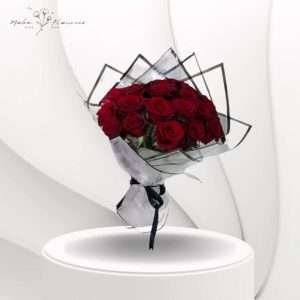 Bouquet of elegant red roses